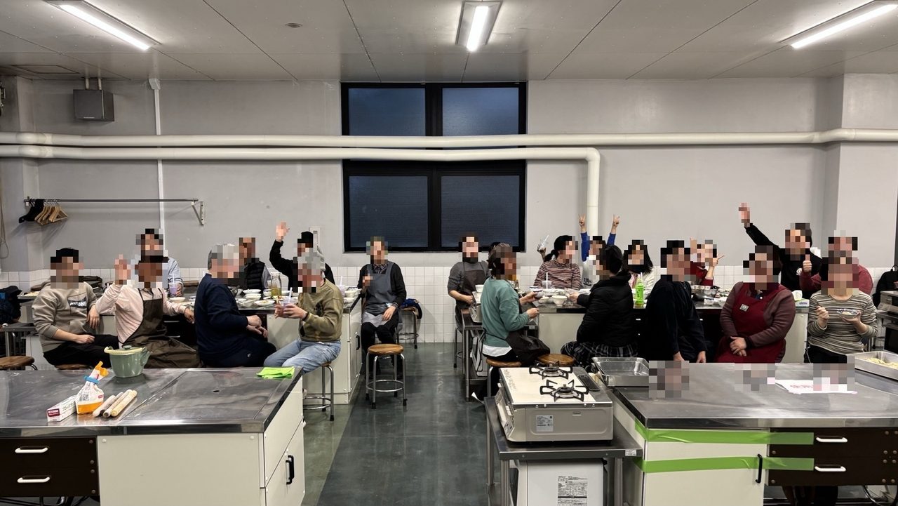 松戸市民会館での餃子づくり交流会（プライバシー保護のため、写っている方のお顔は加工しています）